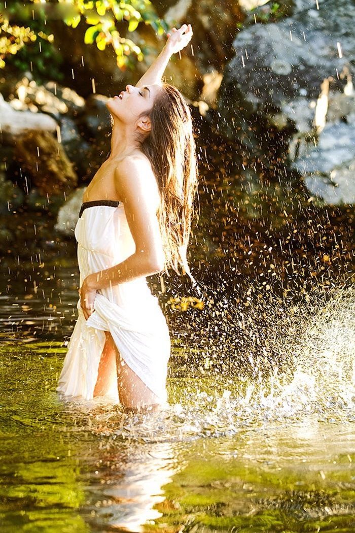 Marie Avgeropoulos in Paranac