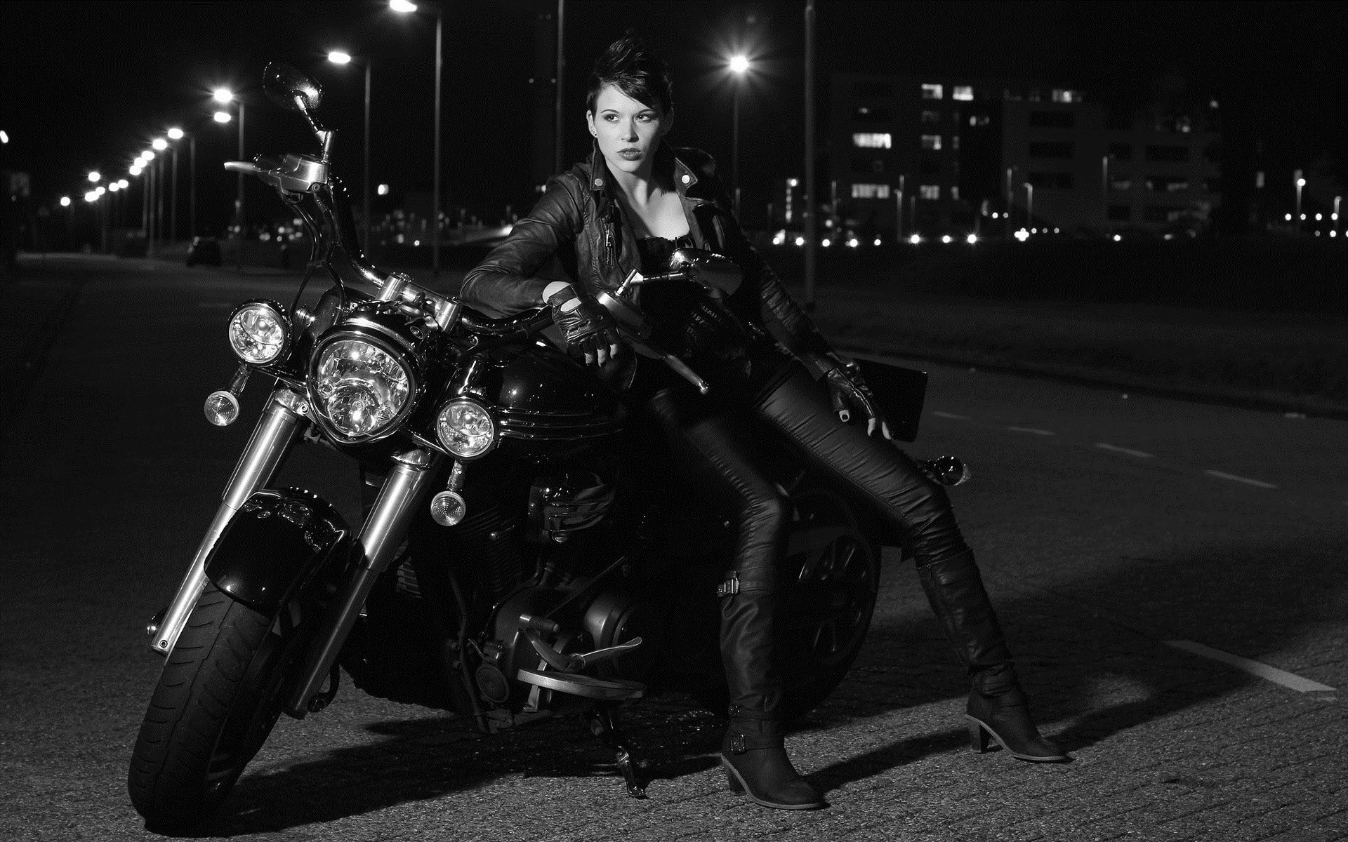 Photo Beautiful girls and motorcycles in Paranac